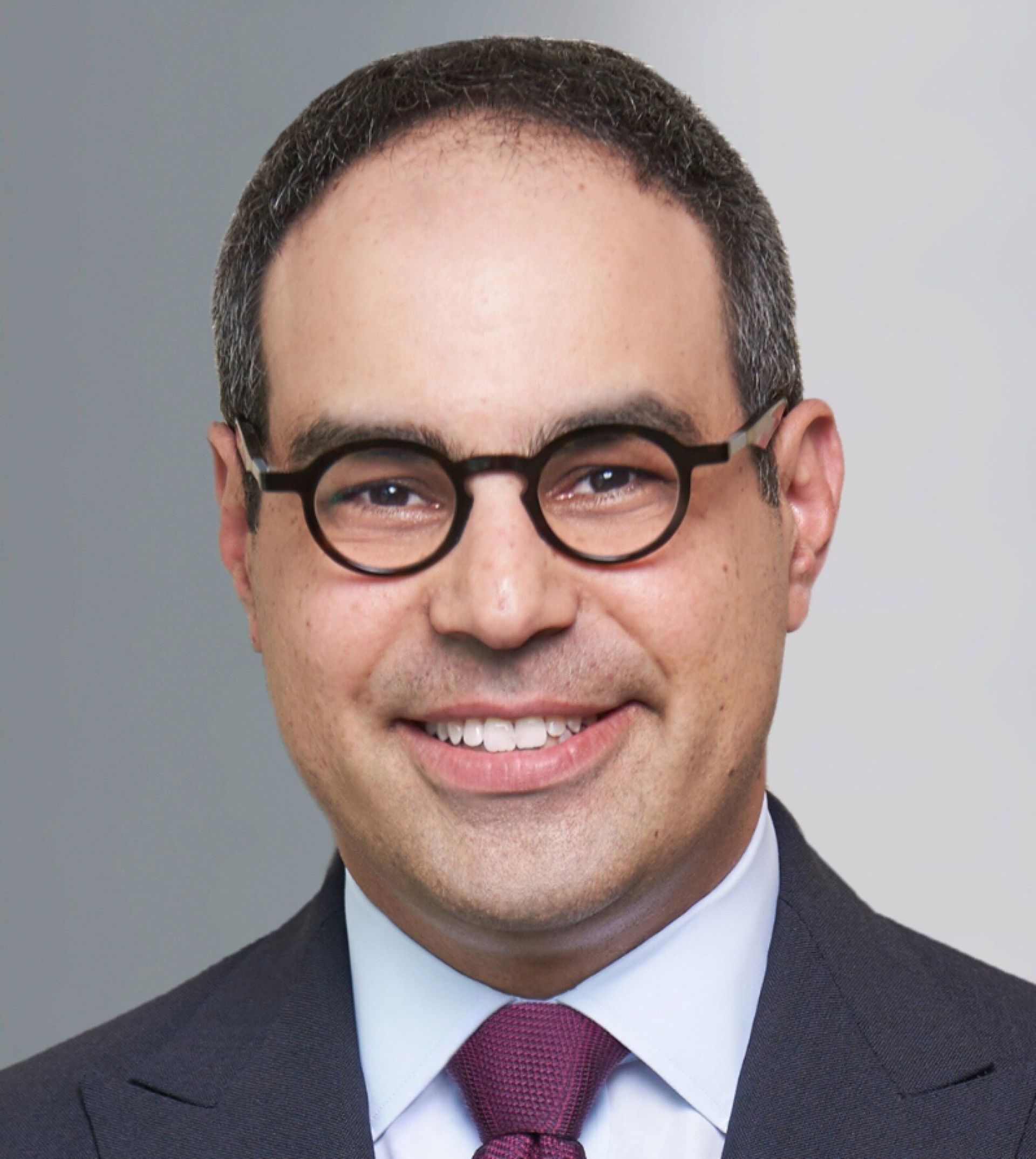 پرتره‌ی رسمی جاناتان کانتر در حال لبخند زدن