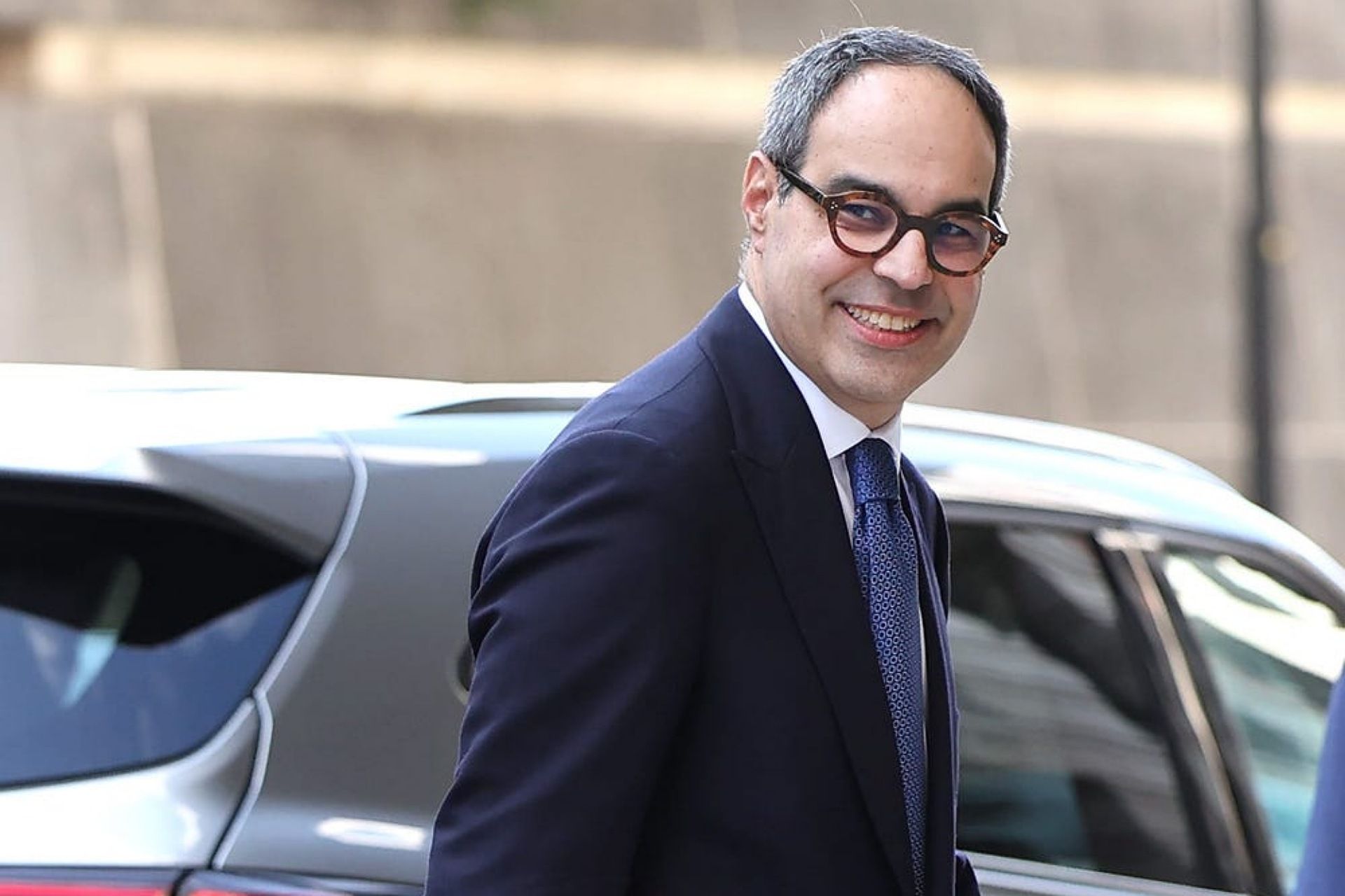 جاناتان کانتر با چهره‌ای خندان در دام پاپاراتزی‌ها