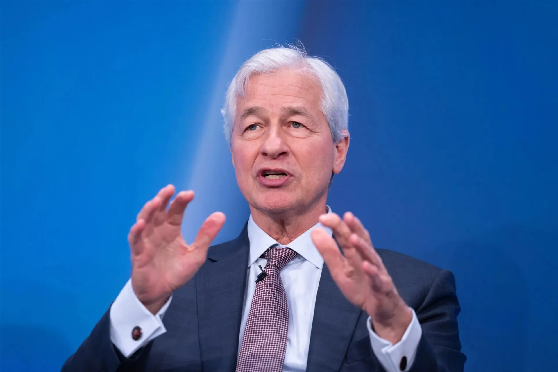 جیمی دیمون / Jamie Dimon مدیرعامل جی پی مورگان در حال سخنرانی