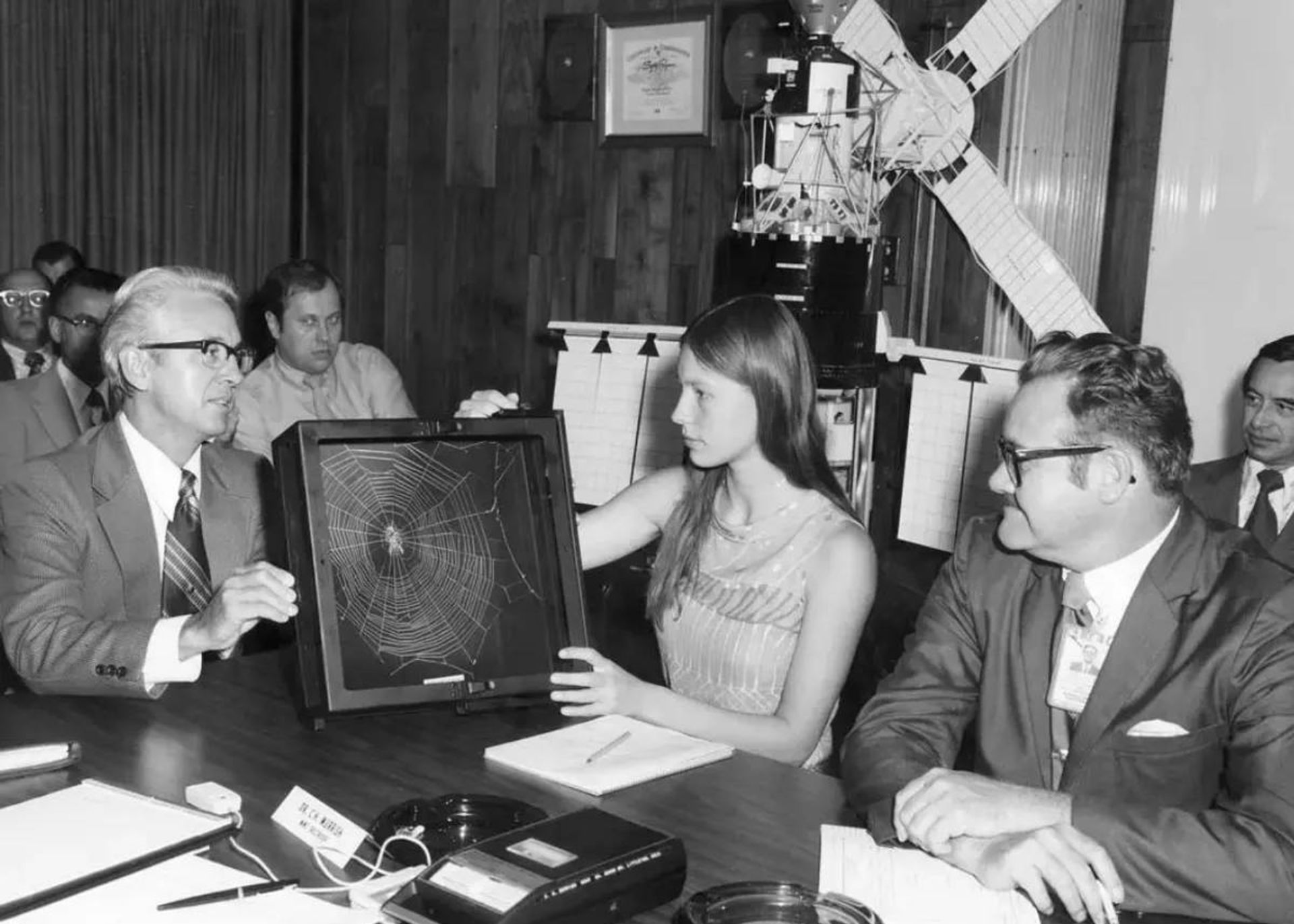 جودیت مایلز درحال توضیح آزمایش فضایی