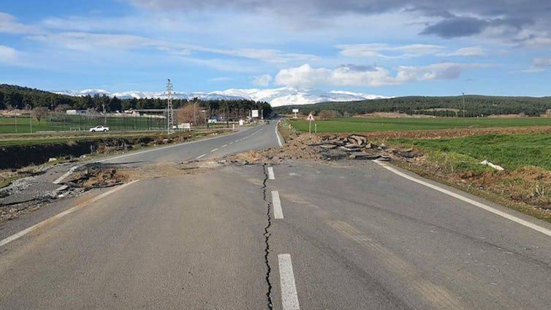 شکسته شدن بزرگراه ترکیه بر اثر زلزله