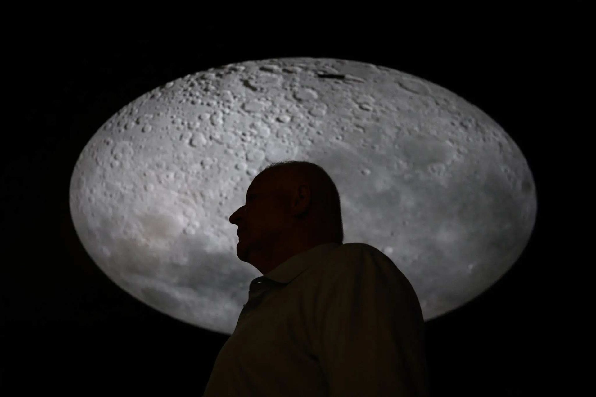 نیم‌رخ کمال غفاریان با تصویری از ماه در پشت سر او