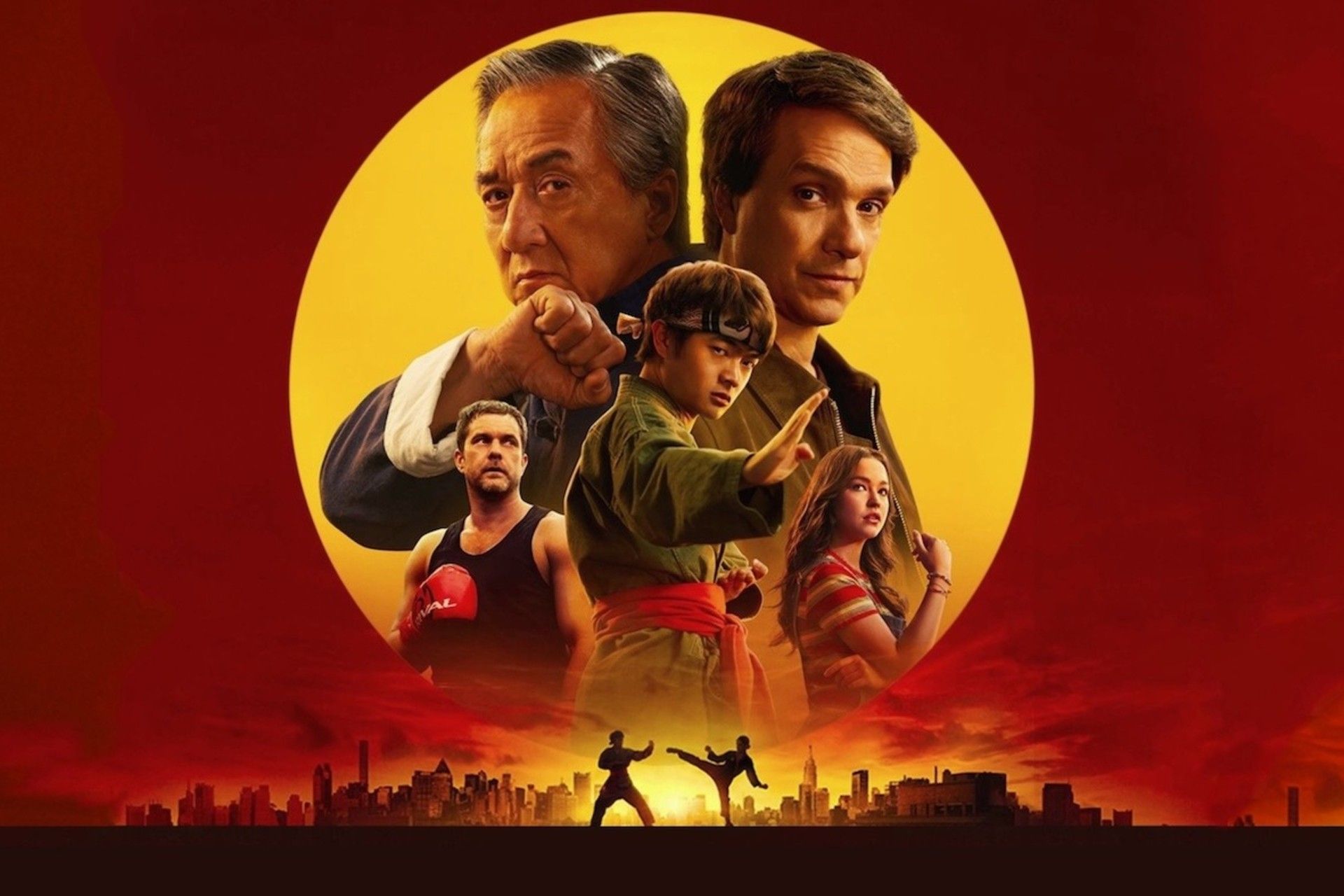 چند مرد در یک دایره‌ی زردرنگ بالای مبارزه‌ی دو شخص