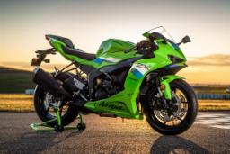 نمای جانبی موتورسیکلت کاوازاکی ZX6R در پیست