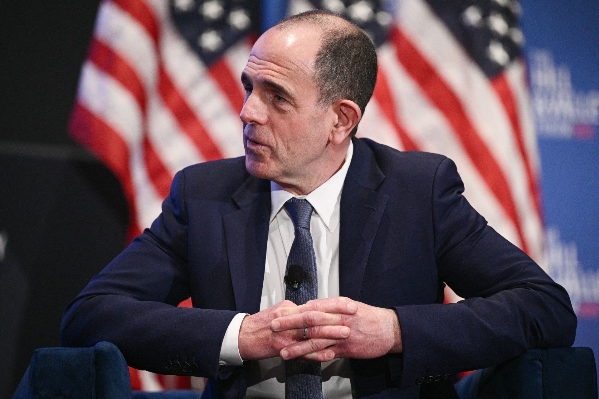 یک مرد کارآفرین با کت‌وشلوار در حال مصاحبه