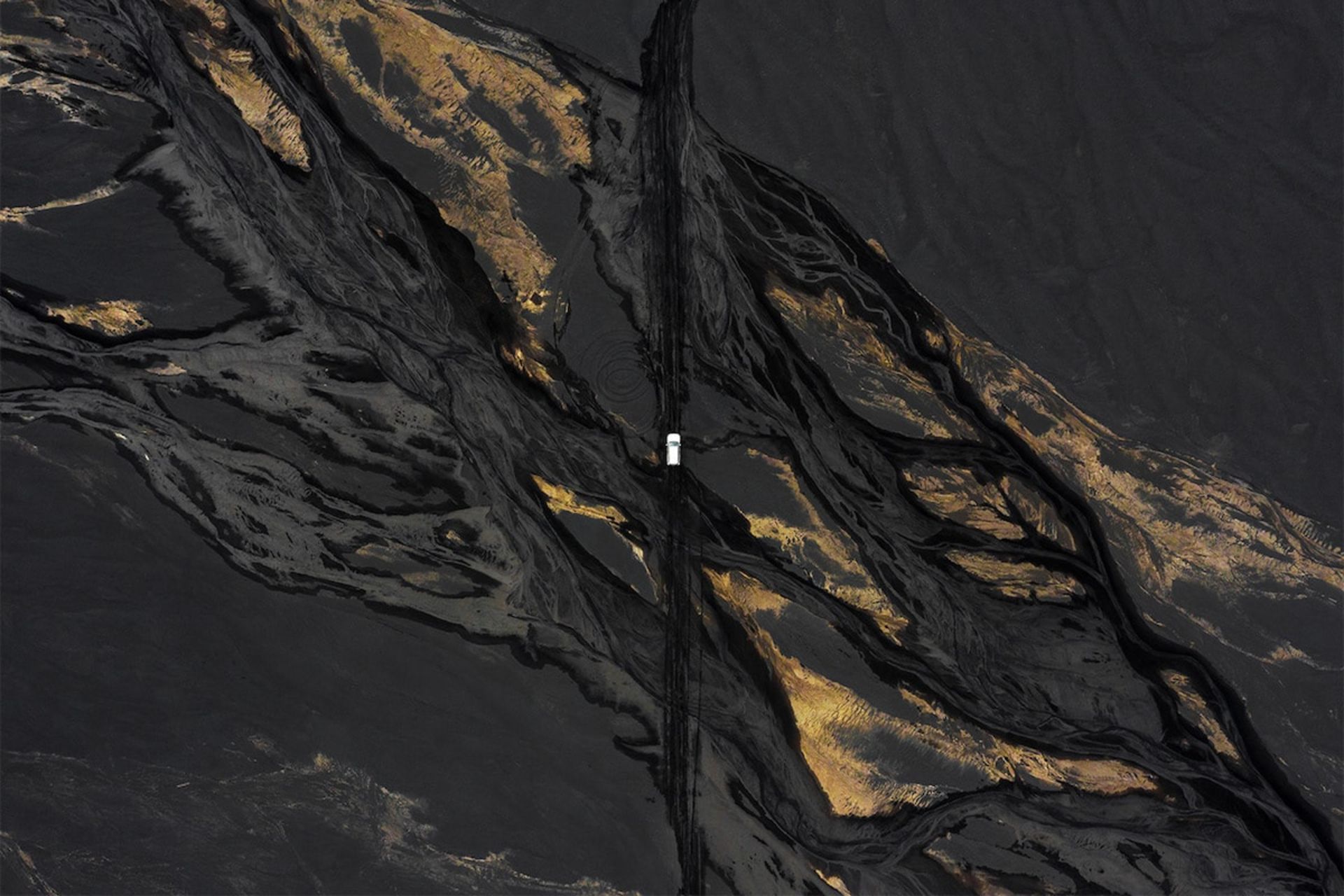 ماشین جاده سیاه و طلایی