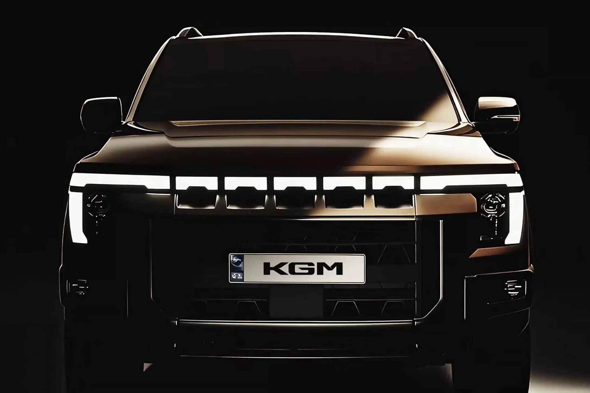 نمای جلو وانت KGM در محیط تاریک با چراغ‌های روشن