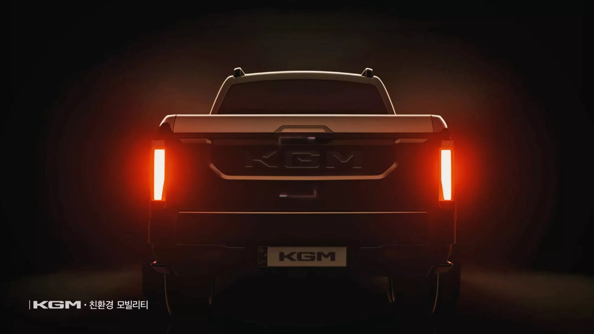نمای پشت وانت KGM در محیط تاریک با چراغ‌های روشن