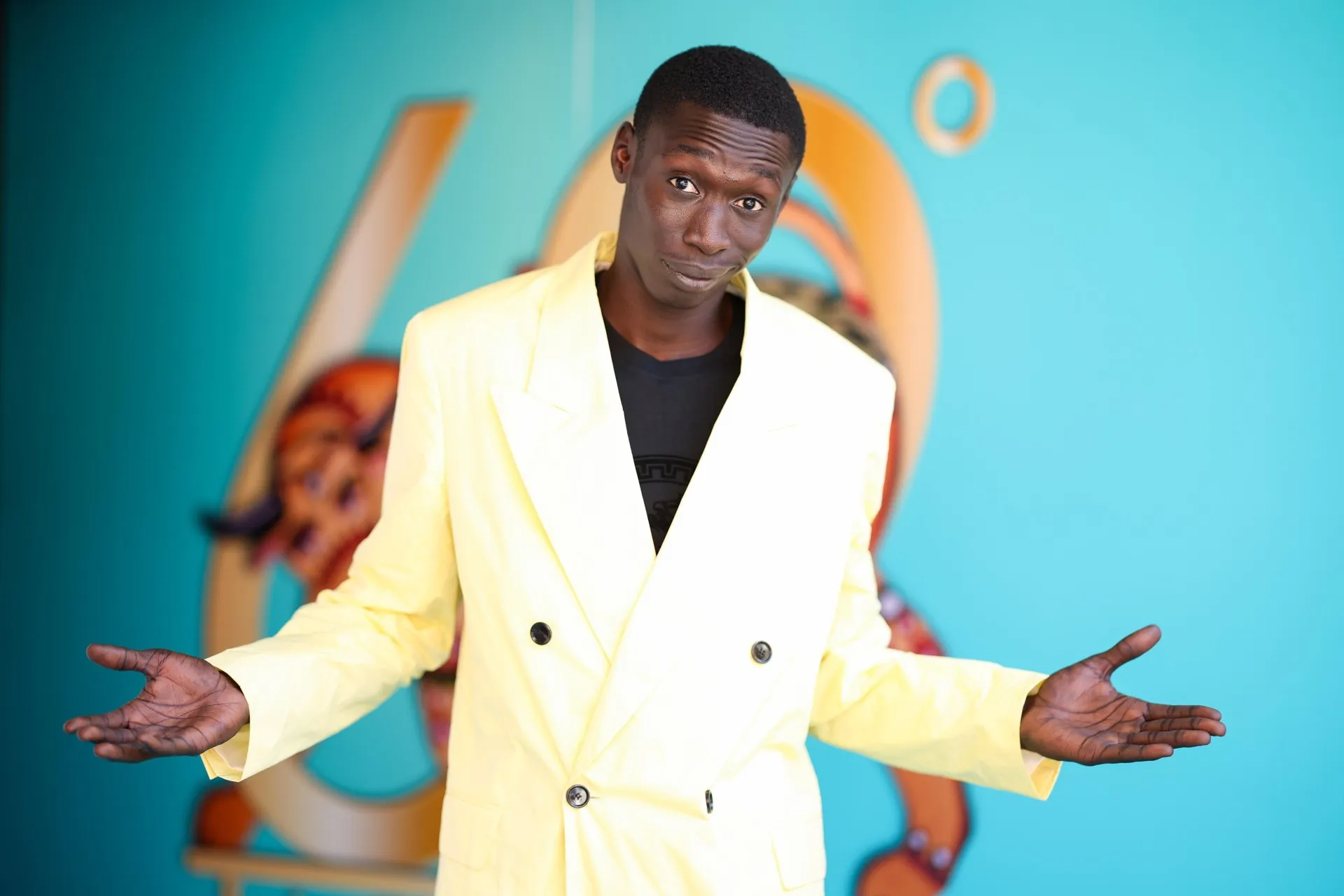 یک مرد جوان سیاه‌پوست در کت سفید