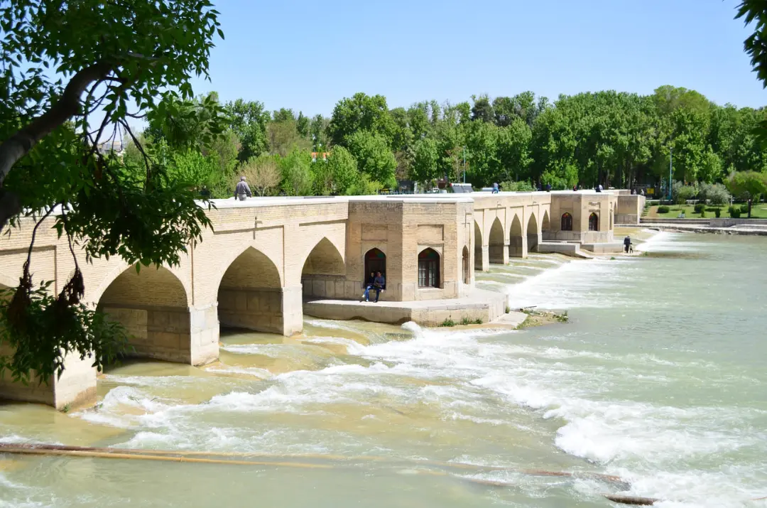 پل جوبی، جویی یا چوبی با قوس‌های سنگی بر فراز رودخانه زاینده‌رود در اصفهان