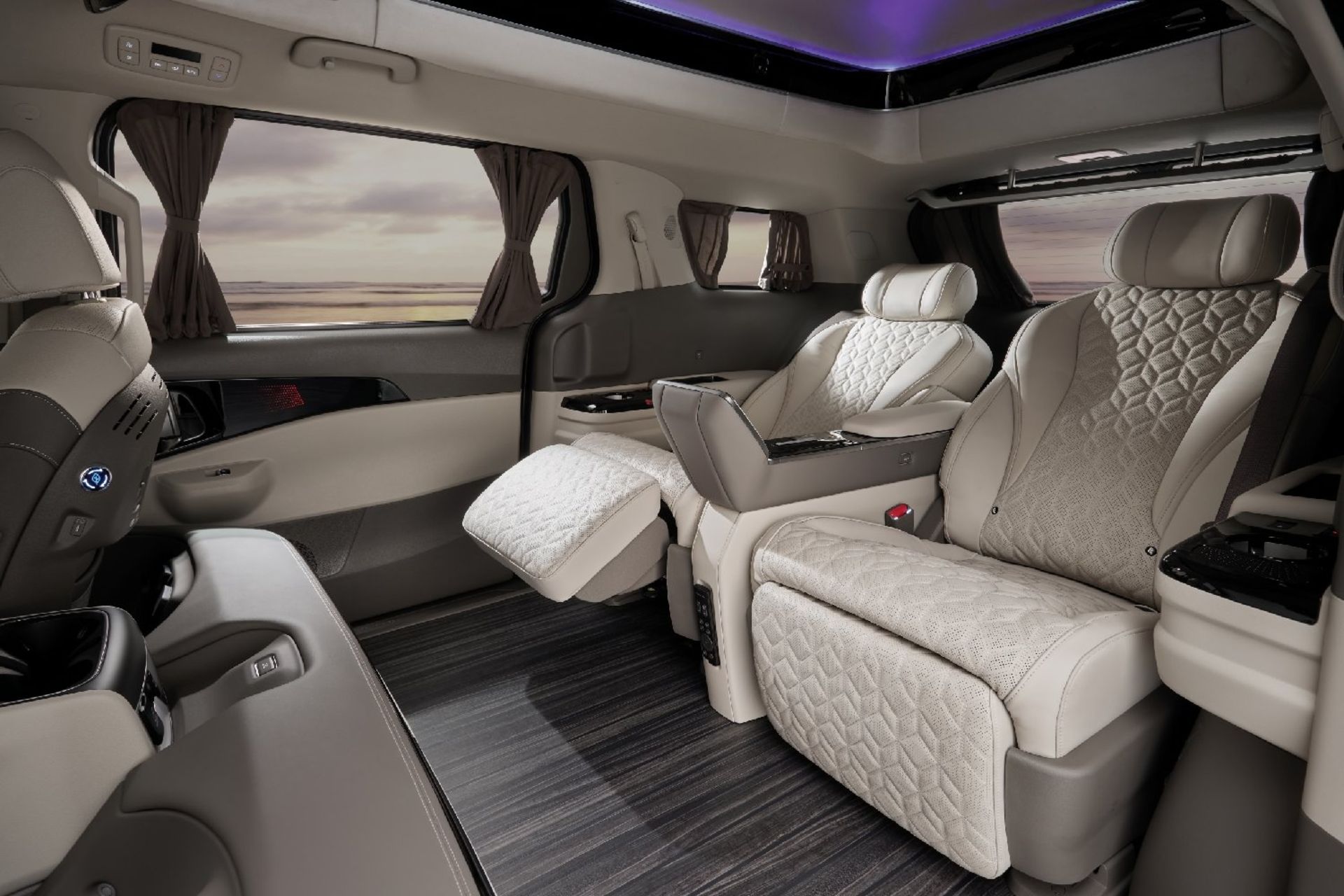 کیا کارناوال Hi-Limousine 2026