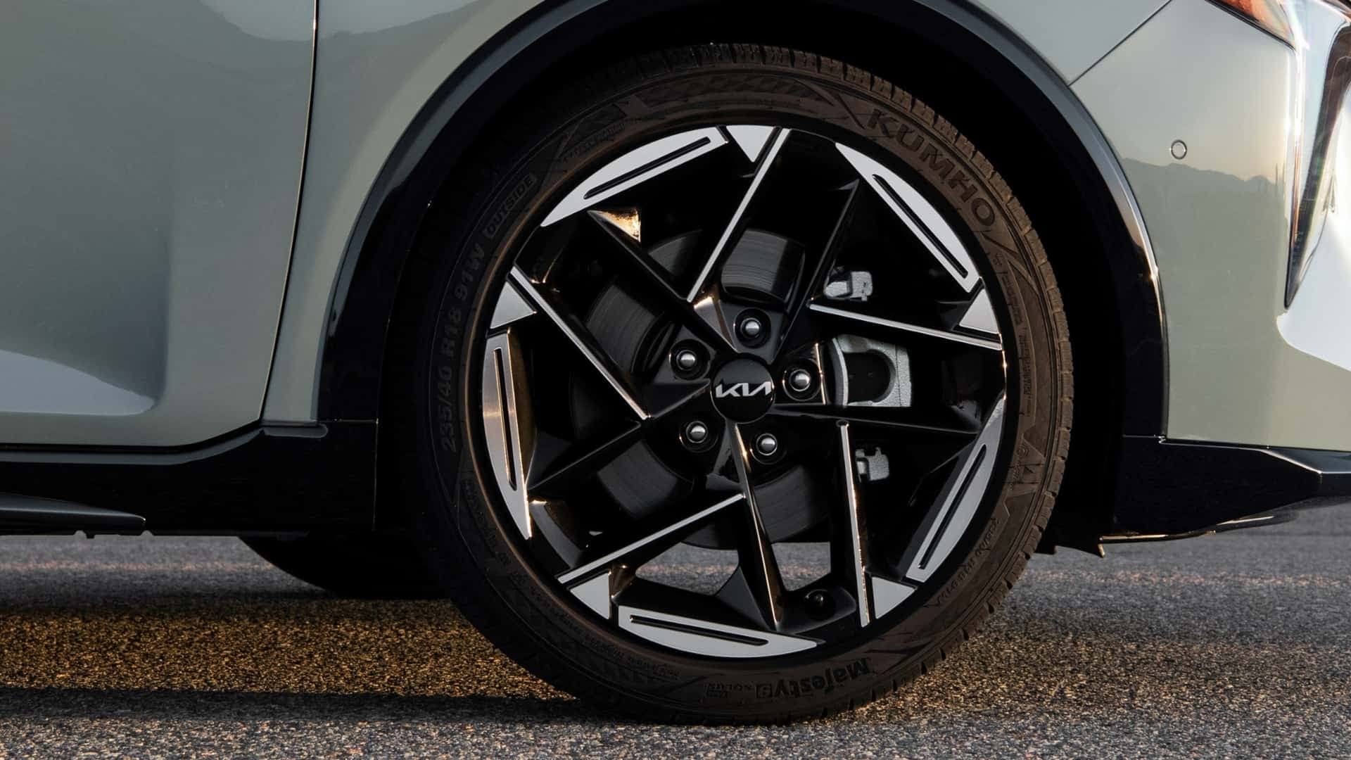 نمای نزدیک لاستیک خودرو کیا K4 2025