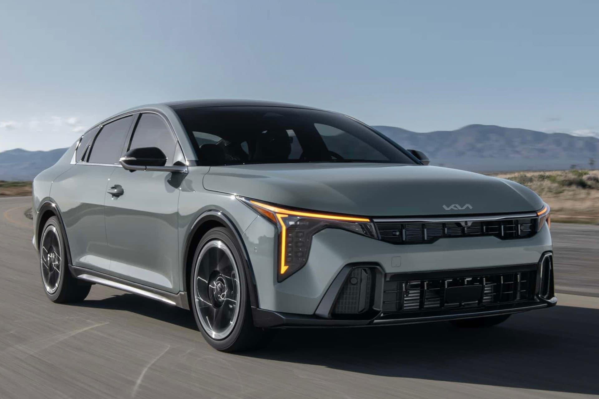 خودرو کیا K4 2025 از نمای جلو در جاده