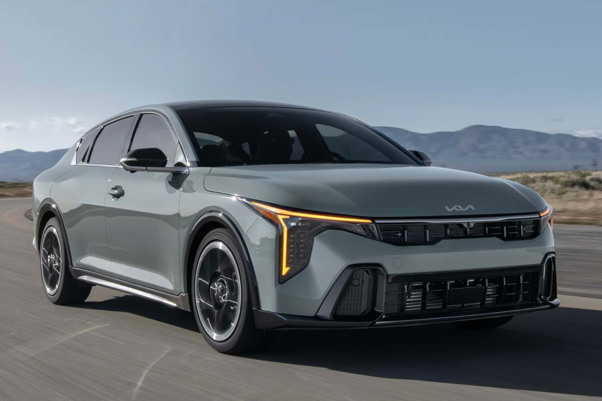 خودرو کیا K4 2025 از نمای جلو در جاده