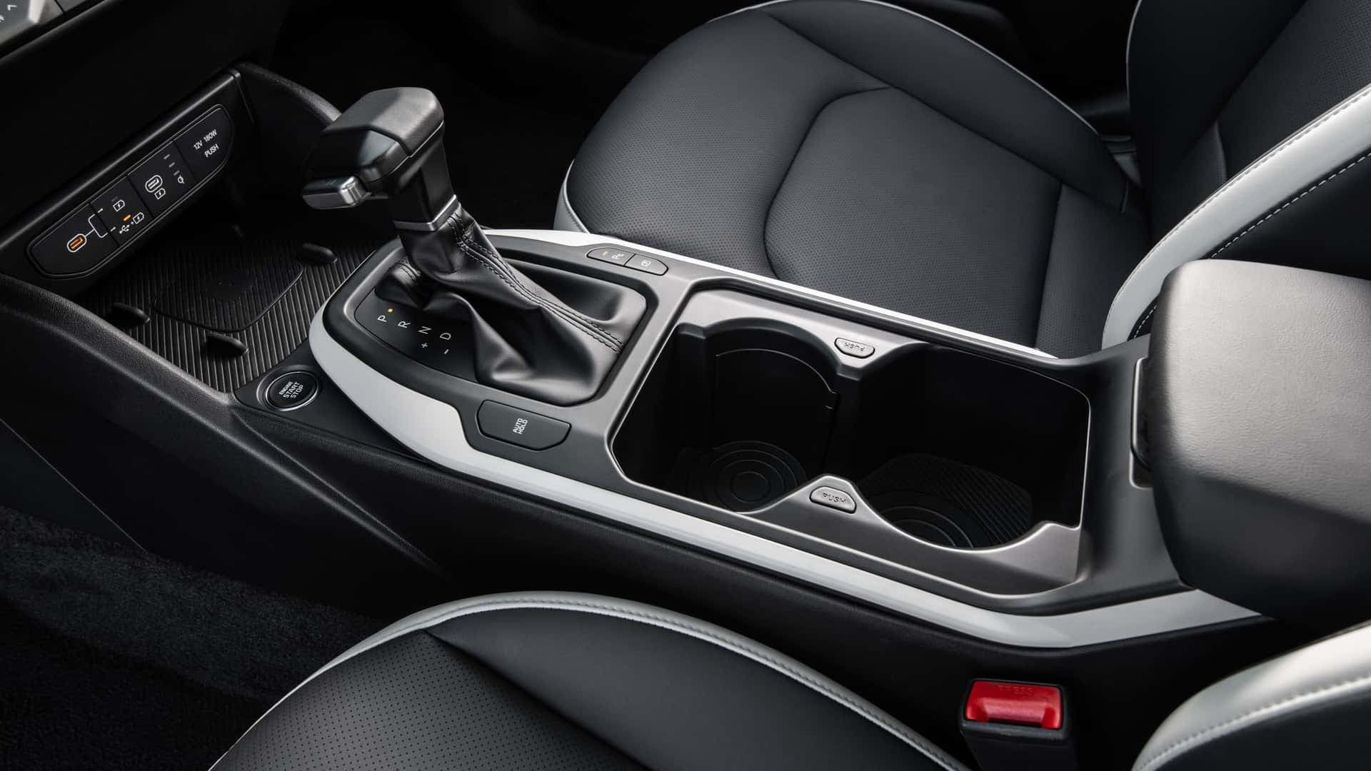 نمای نزدیک دنده و کنسول در خودرو کیا K4 2025