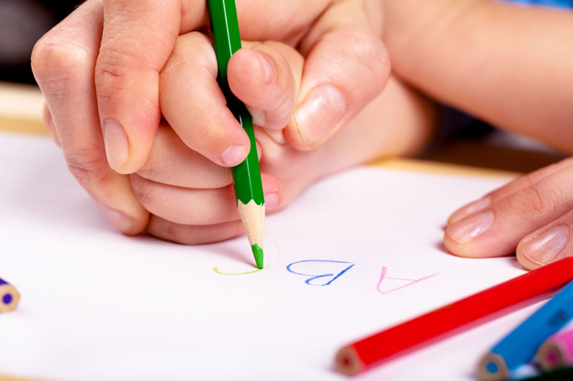 کودک در حال نوشتن حروف