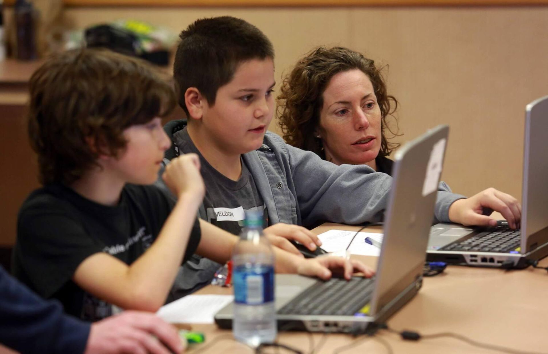 کودکان درحال کدنویسی