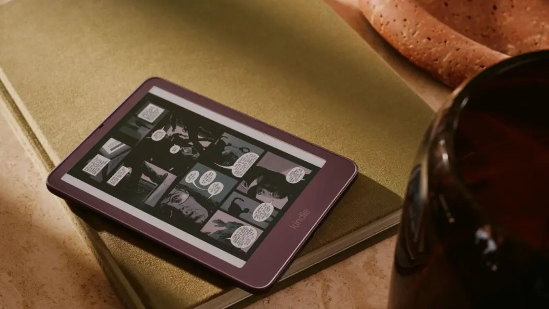 کتاب‌خوان کیندل (Kindle) بنفش رنگ روی یک کتاب قدیمی