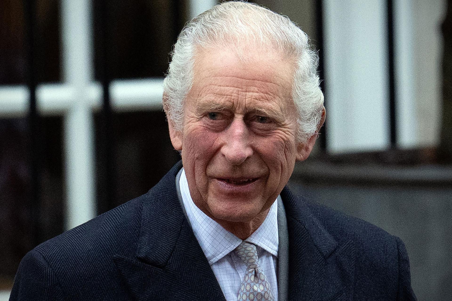 چهره پادشاه چارلز سوم (King Charles III) با کت و پیراهن رسمی