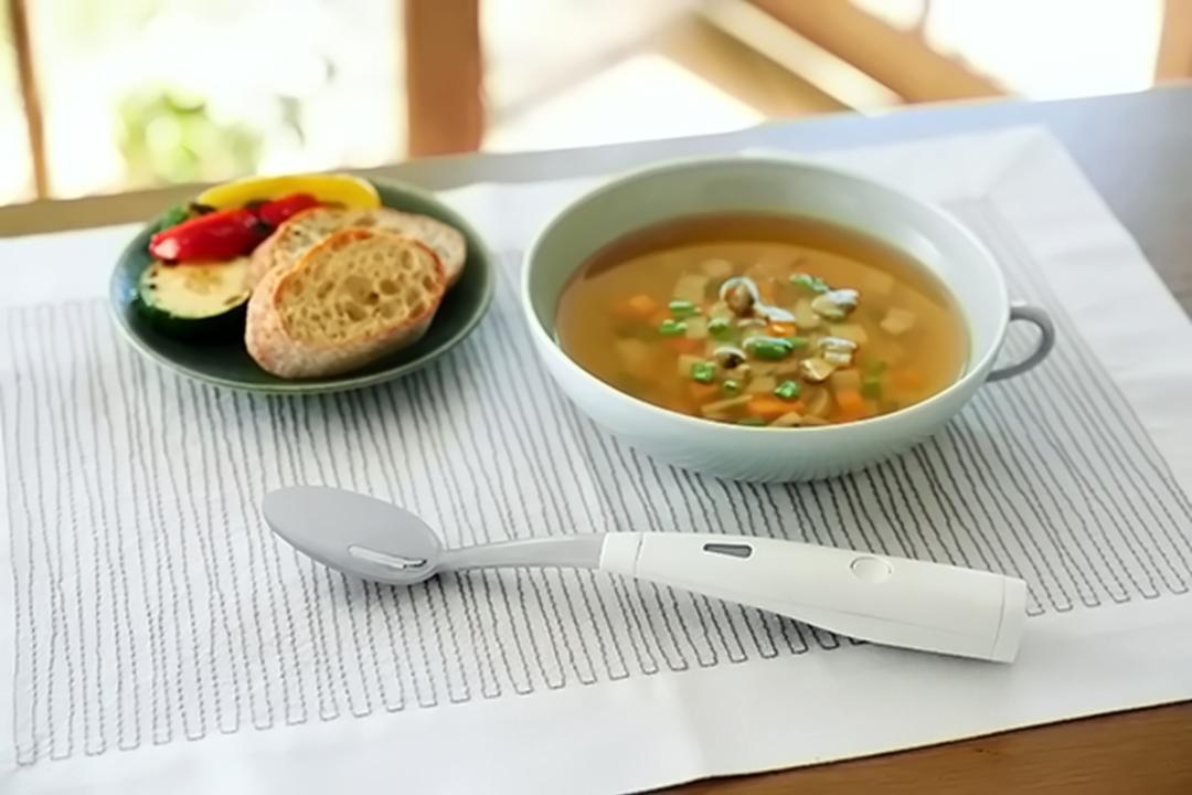 قاشق الکتریکی Kirin Salt Spoon کنار ظروف غذا