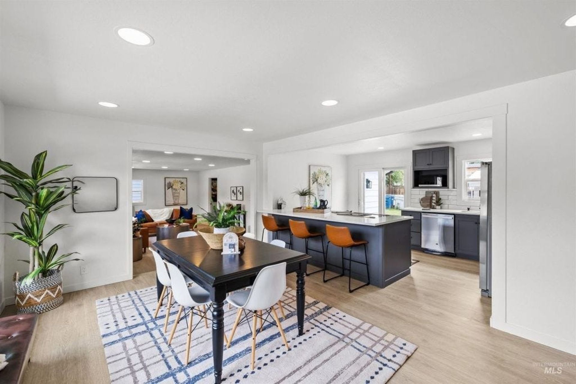 آشپزخانه و محیط داخلی یک خانه‌ی قدیمی آمریکایی