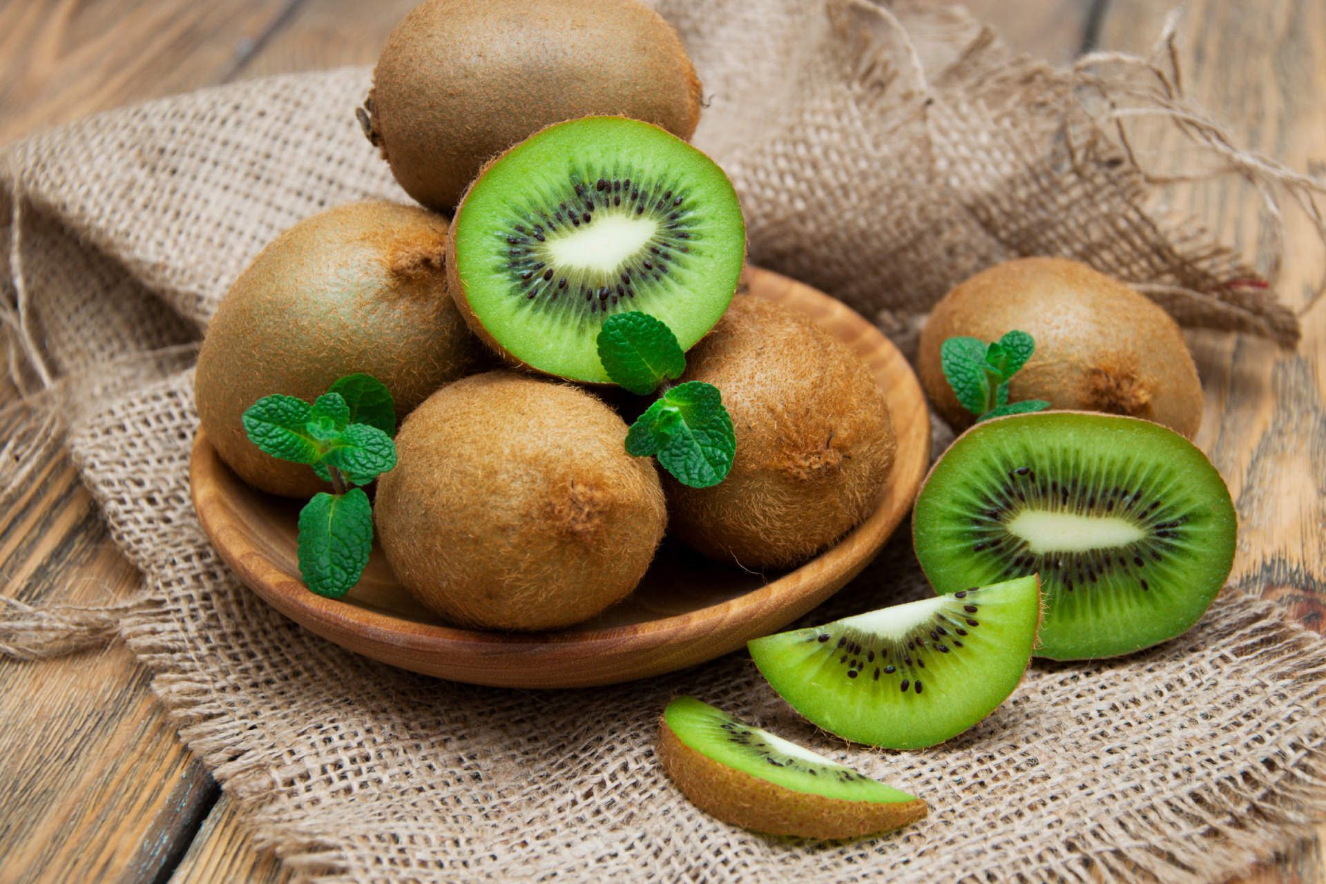 میوه کیوی در ظرف چوبی