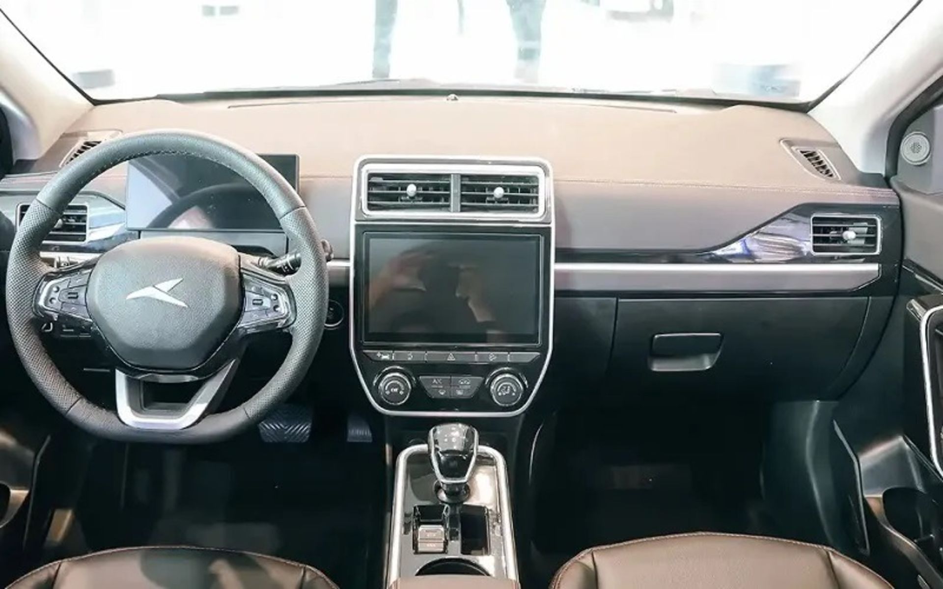 نمای داخل کابین خودرو کی‌ام‌سی شدو