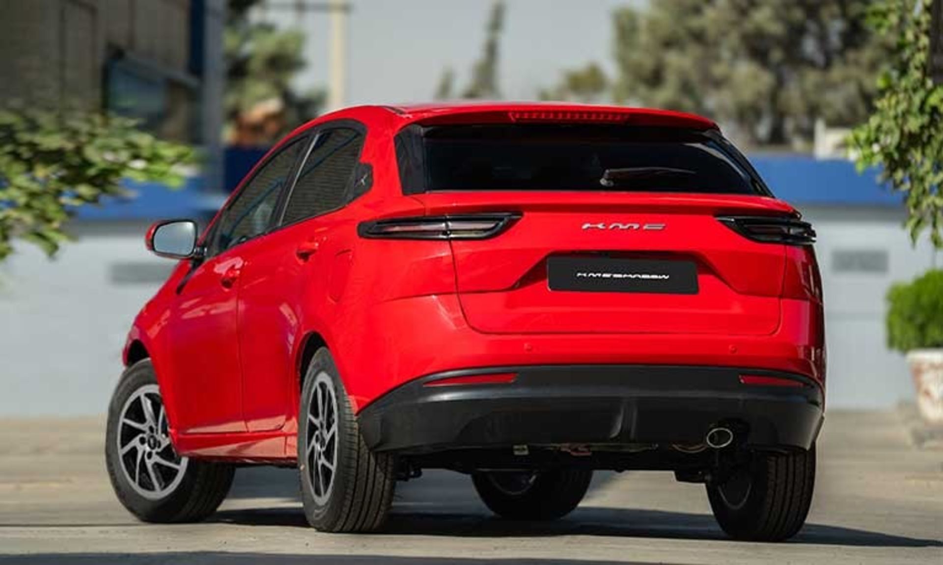 نمای سه‌چهارم عقب خودرو کی‌ام‌سی شدو