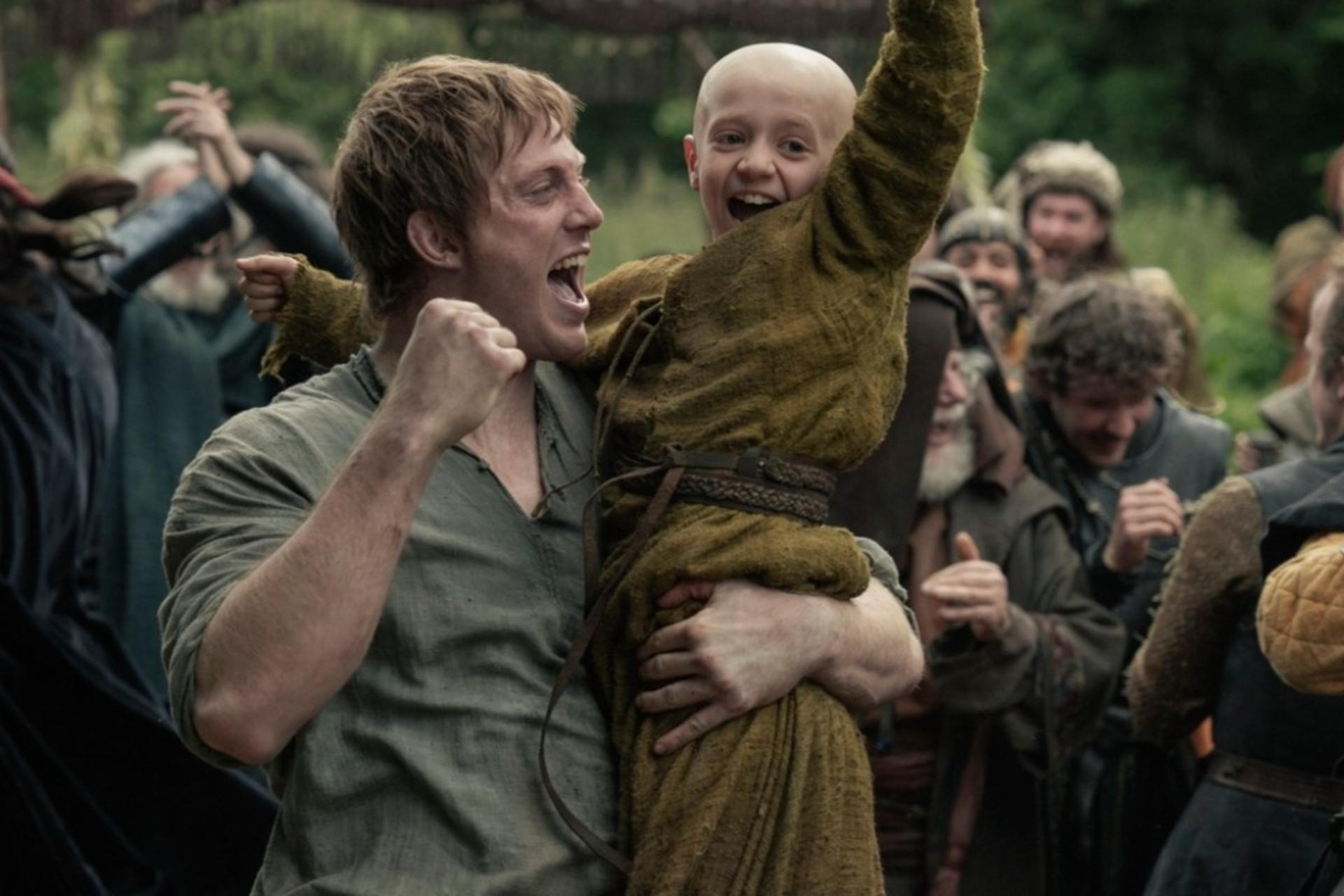 یک پسر کوچک در آغوش مرد جوان