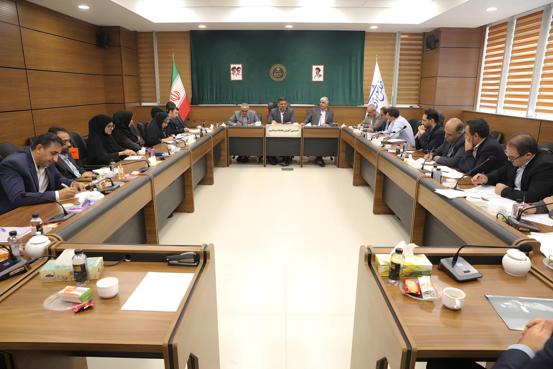 حاضران در جلسه بررسی تحقق بودجه منابع دانش‌بنیان در یک اتاق کنفرانس