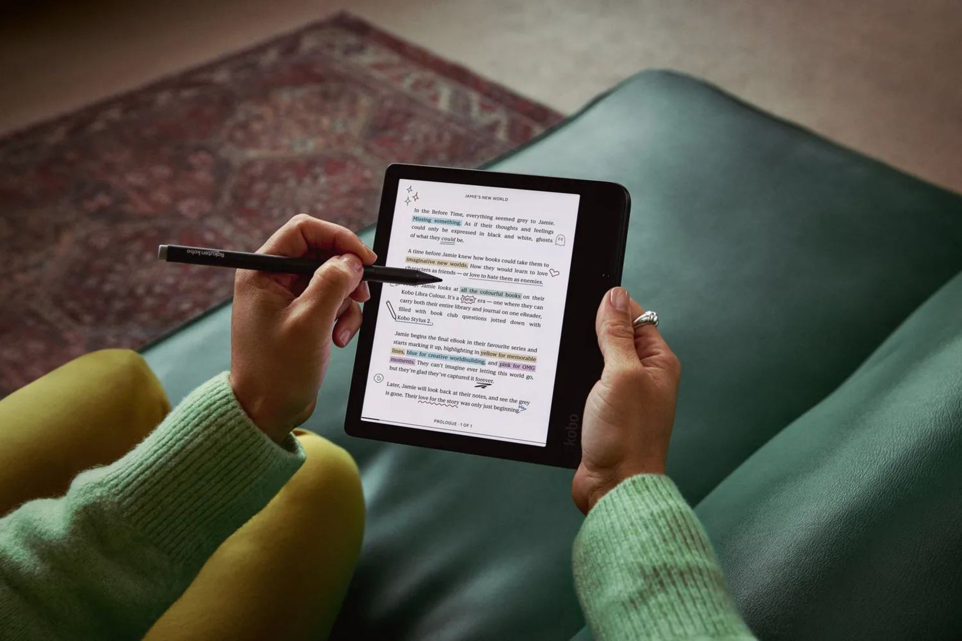 کتاب خوان Kobo Libra در دست کاربر درحال کار با قلم روی آن