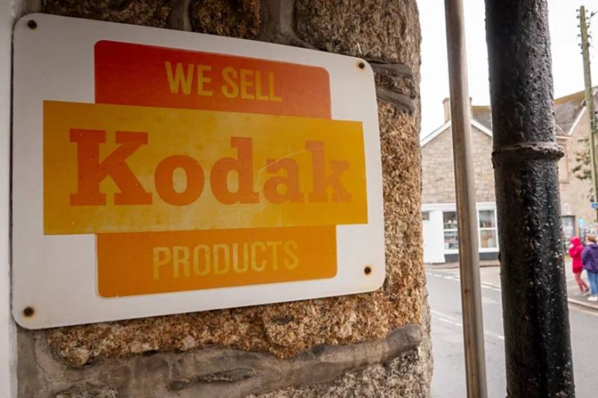 تابلوی فروش محصولات کداک روی دیوار