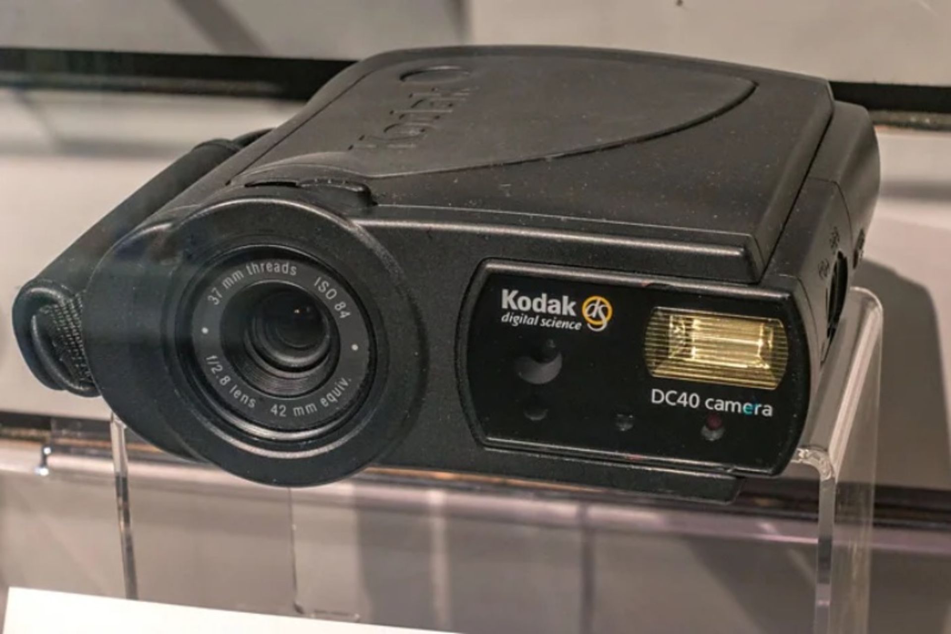 اولین دوربین دیجیتال مصرفی کداک، DC40، در سال ۱۹۹۵ عرضه شد.