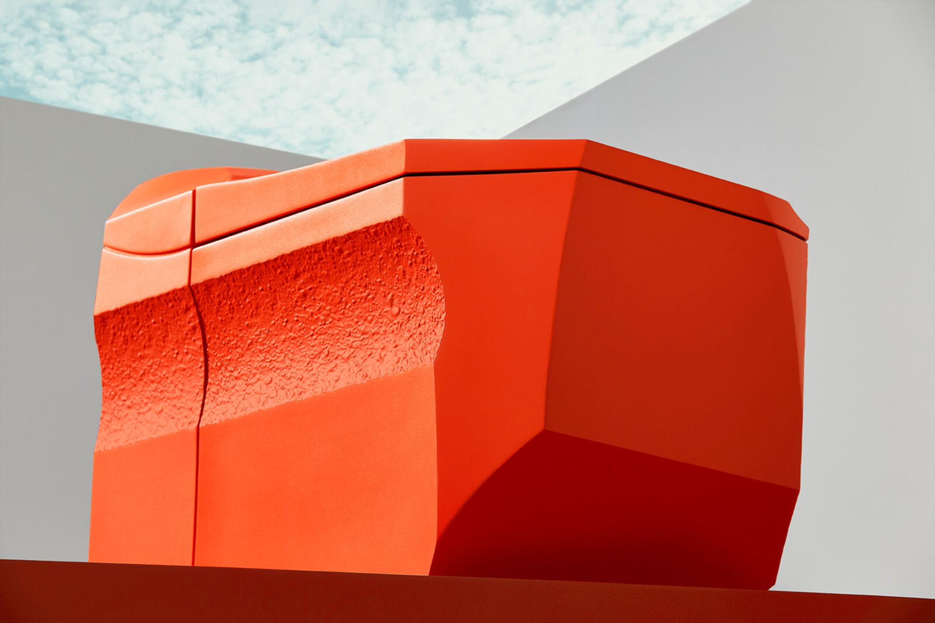 نمای سه رخ توالت به رنگ نارنجی