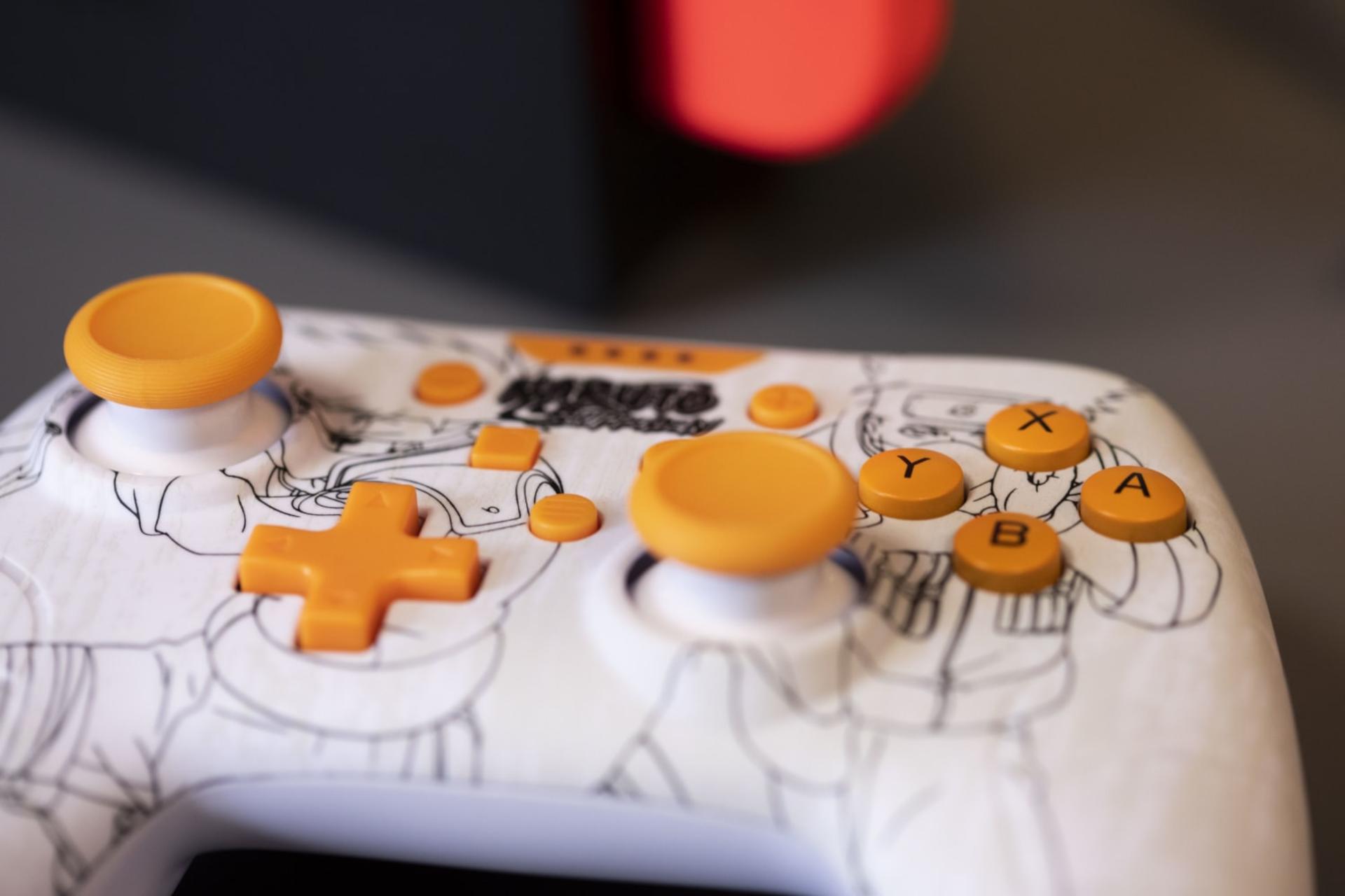 نمای جانبی دسته بازی کونیکس Konix Naruto Wired Nintendo Switch سفید