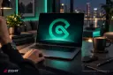 لوگوی سبز رنگ صرافی کوینکس (KuCoin) روی صفحه نمایش لپ‌تاپ