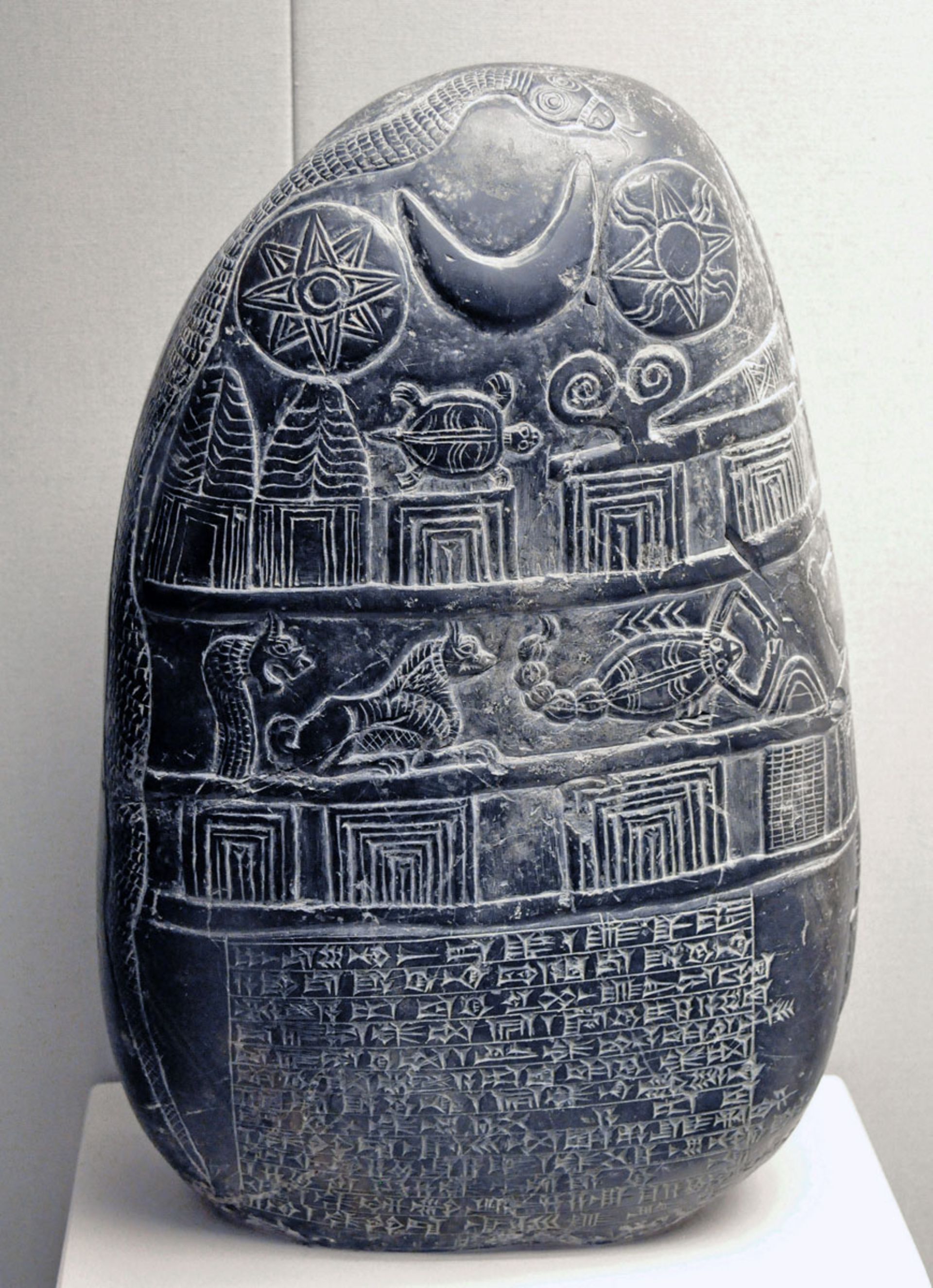 سنگ باستانی با خط میخی و تصاویر موجودات