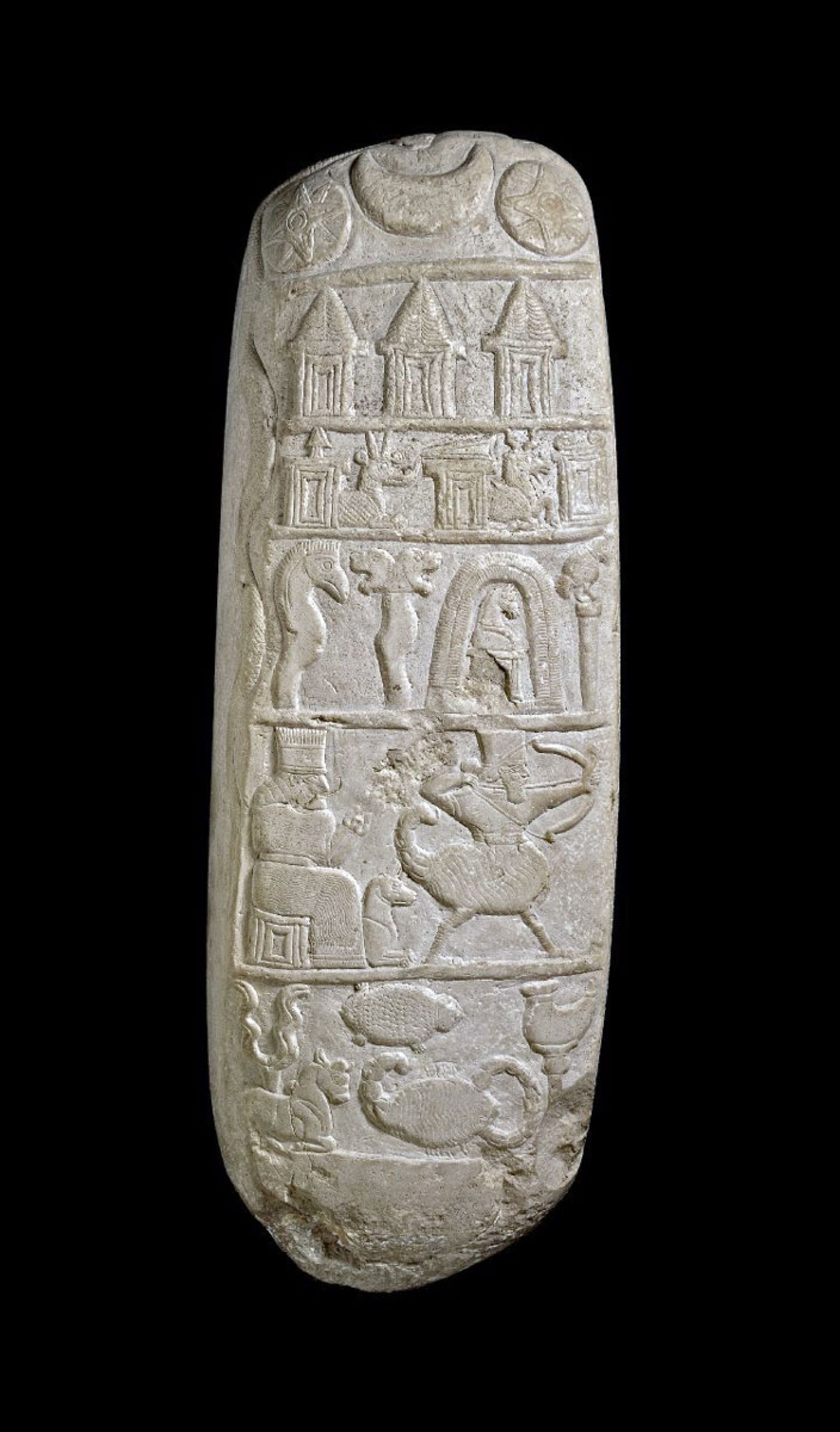سنگ باستانی با خط میخی و تصاویر موجودات