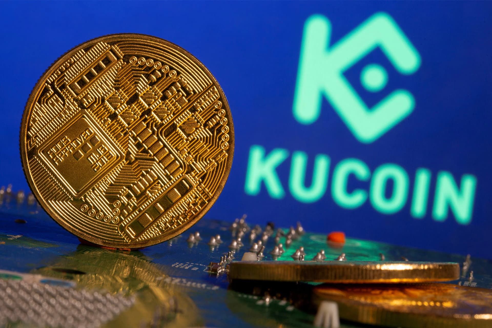 لوگو صرافی کوکوین / KuCoin در کنار سکه رمزارز