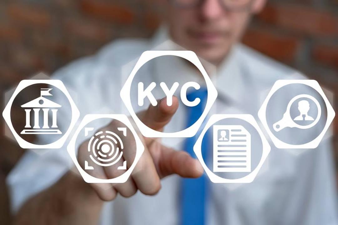 دست درحال انتخاب KYC | قوانین KYC