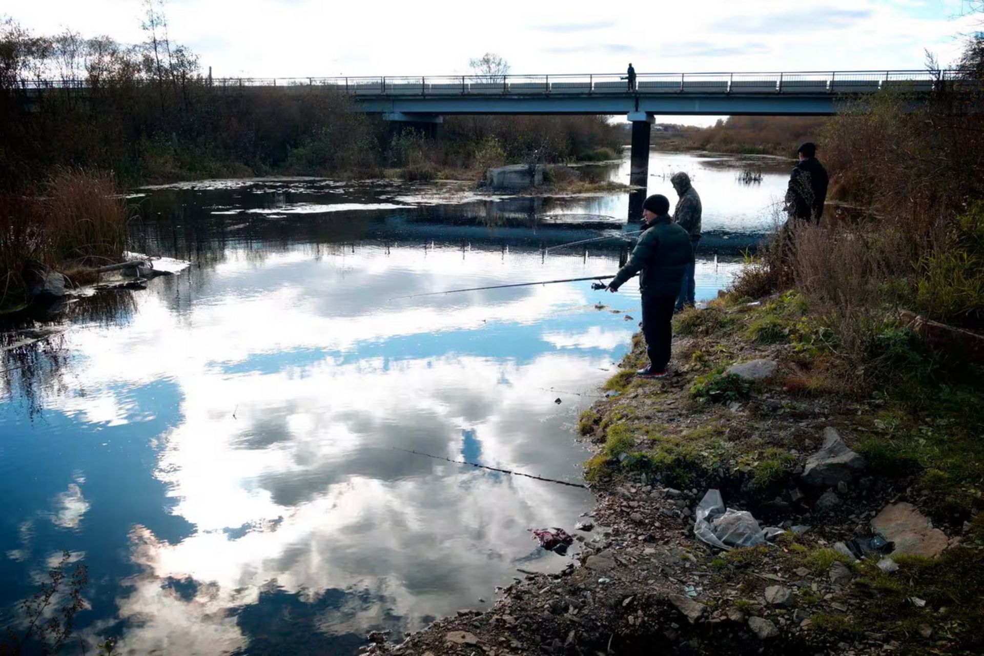 ساکنین منطقه کیشتیم در حال ماهیگیری