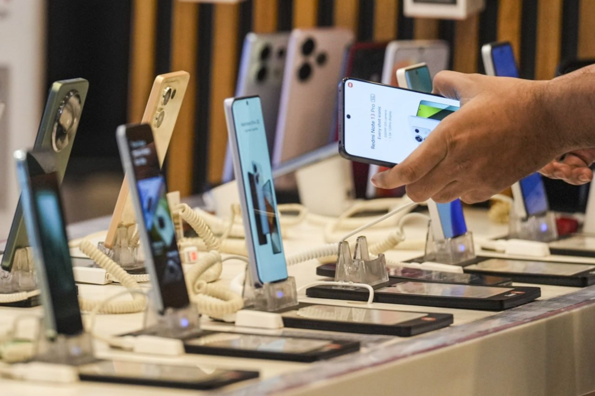 گوشی موبایل در مغازه موبایل فروشی