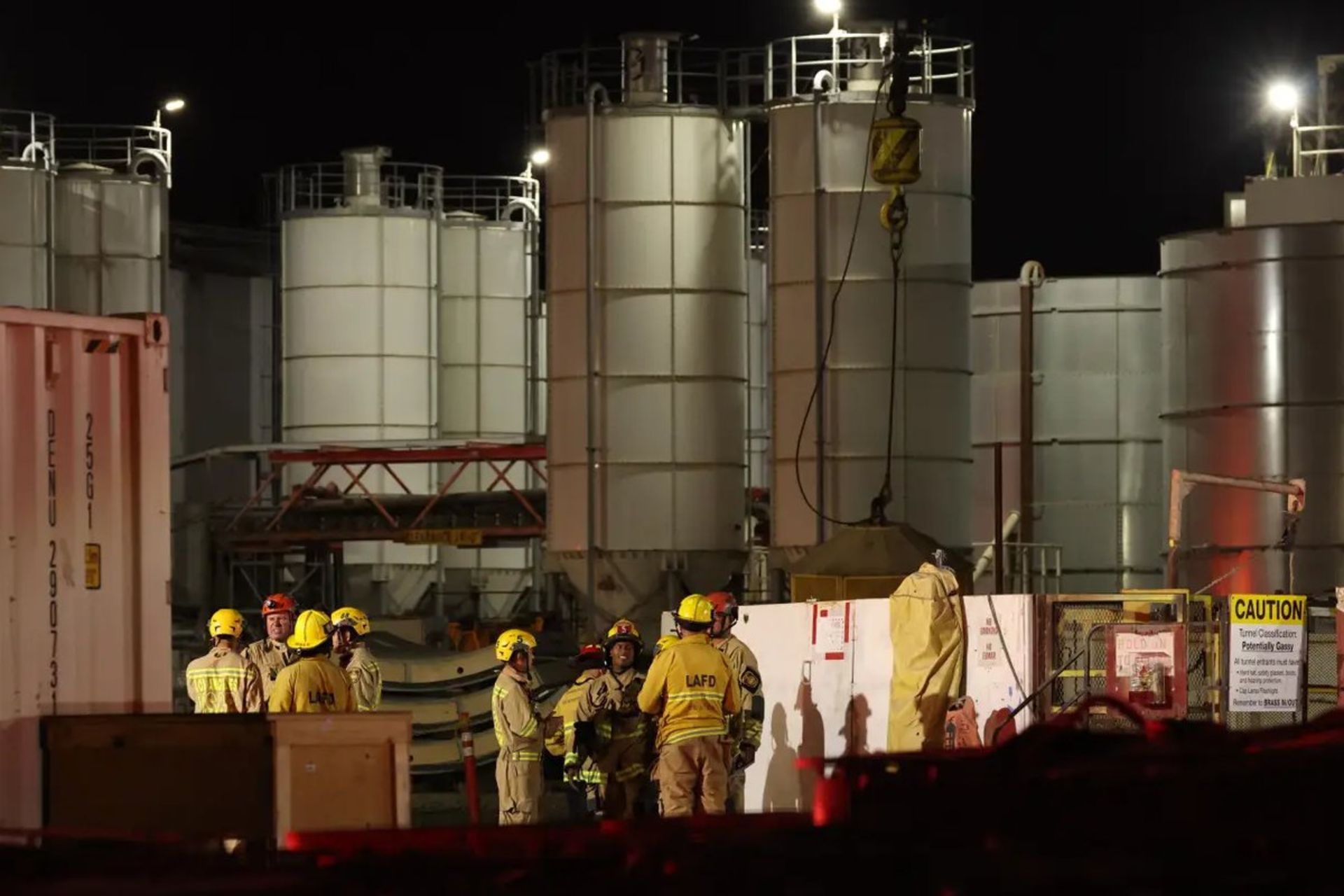 آتش نشانان درحال نجات کارگران معدن