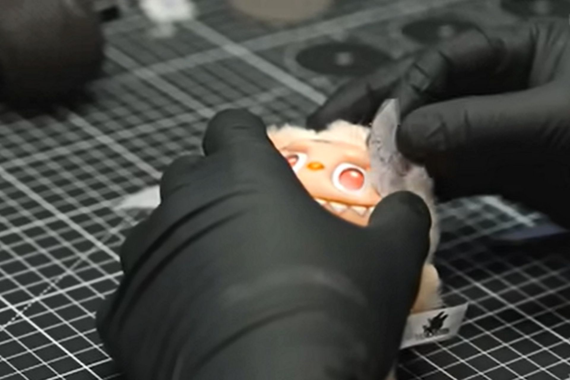 طرح اولیه تتو روی صورت عروسک