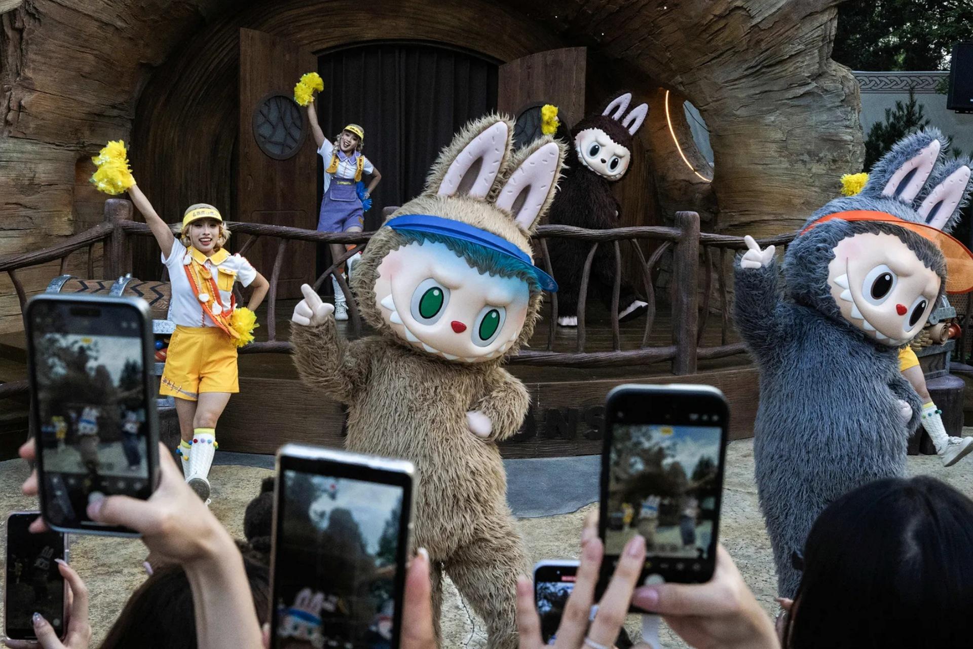 عروسک لبوبو درحال رقصیدن