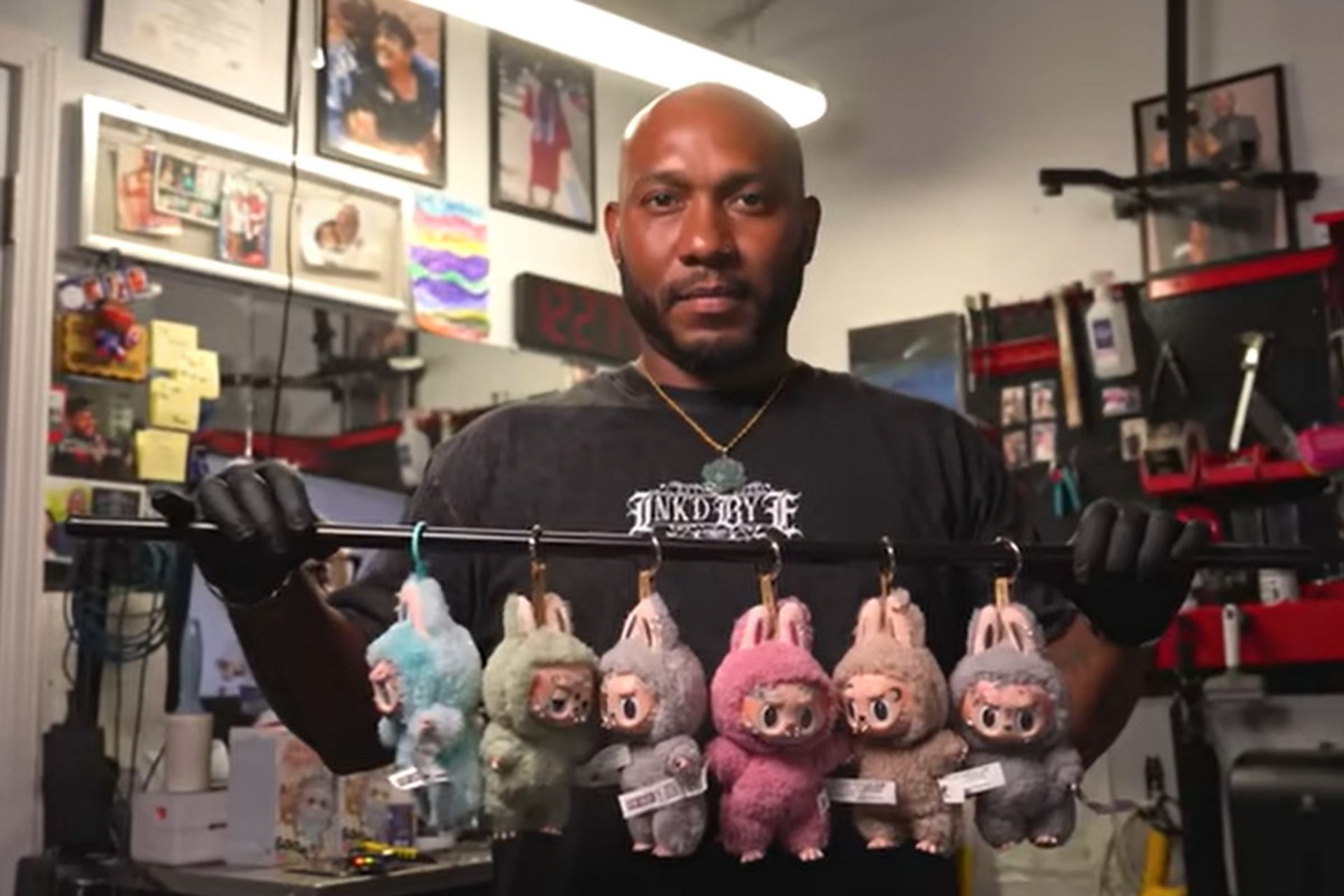 الیس استیونز  معلم هنر با لبوبوهای تتو کرده