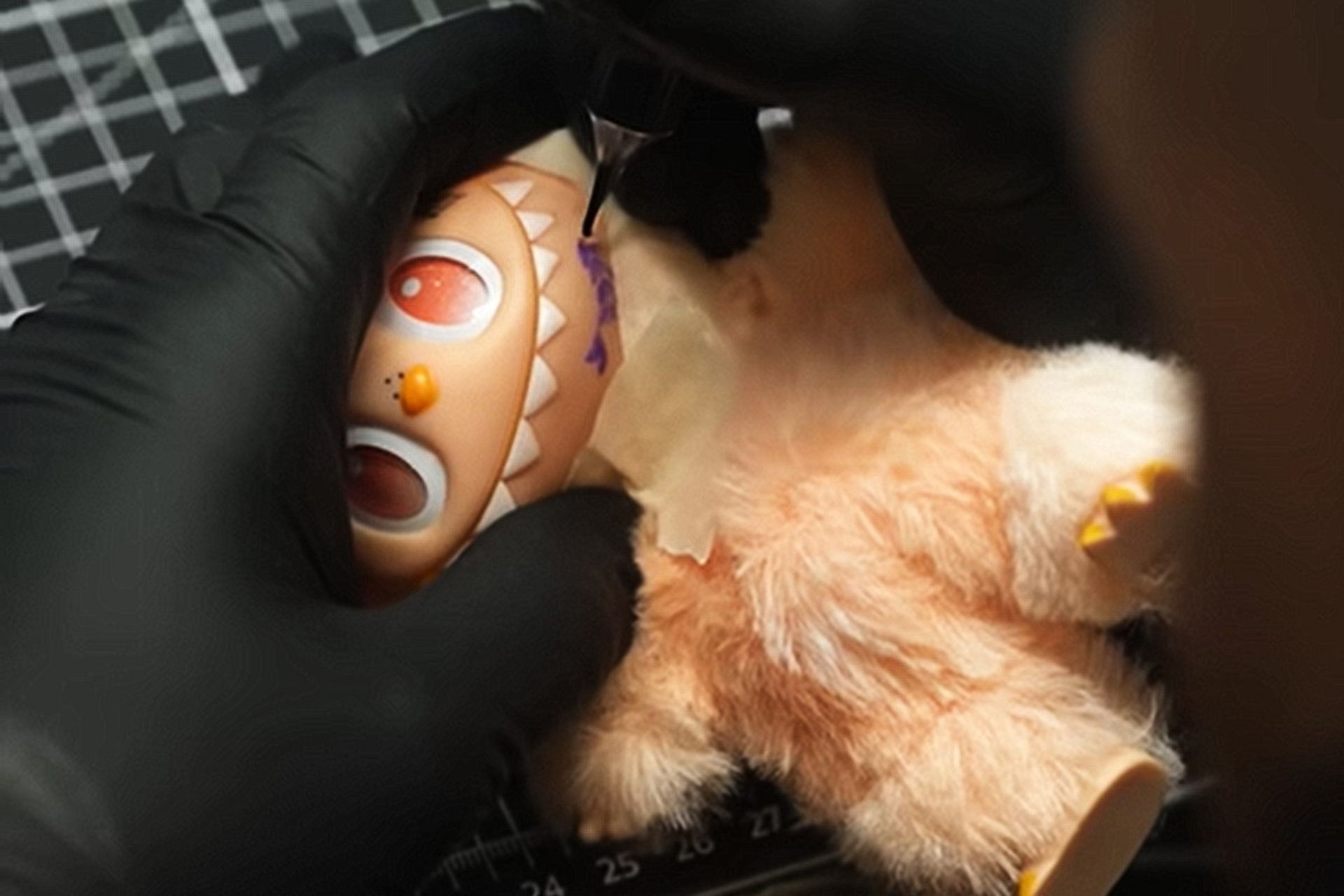 تتو با دستگاه روی صورت عروسک لبوبو