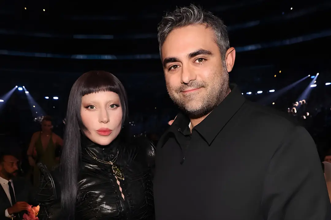 لیدی گاگا (Lady Gaga) در کنار بنیان‌گذار استارتاپ هوش مصنوعی در یک مراسم رسمی