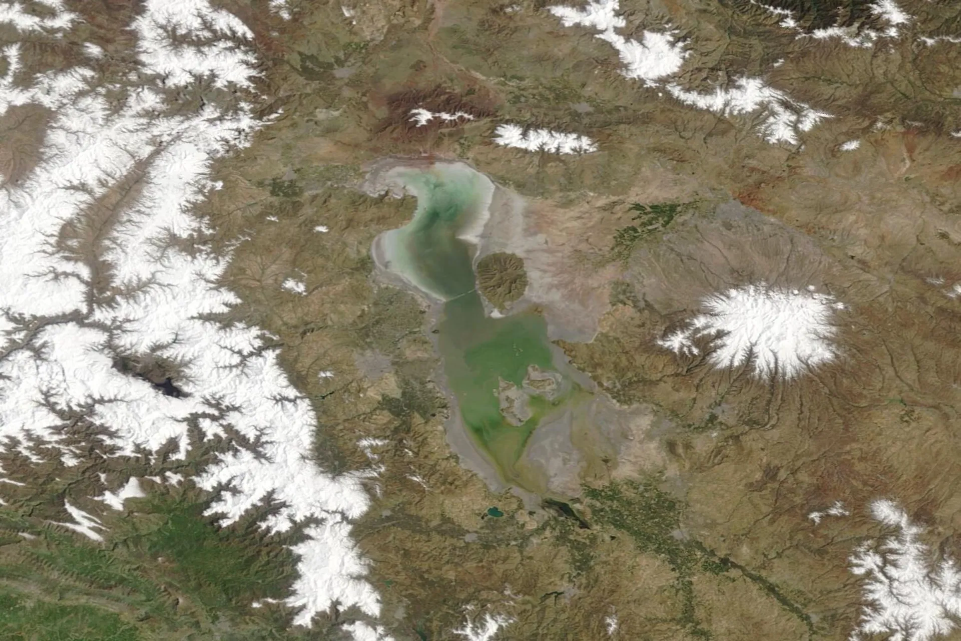 عکس ماهواره‌ای ناسا از دریاچه ارومیه در ۱۶ آوریل ۲۰۲۶