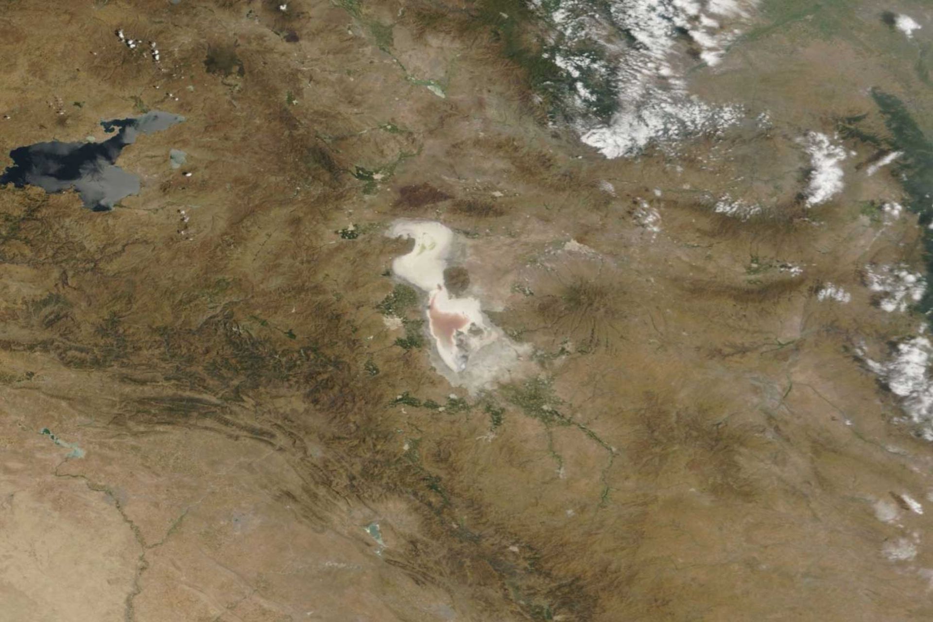 چشم‌انداز ماهواره‌ای از دریاچه ارومیه و دریاچه وان